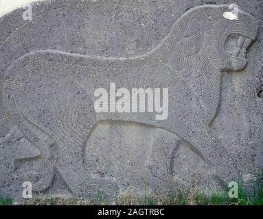 La Syrie. Culture Halaf (6100-5100 BC). Néolithique. Règlement de Tell Halaf. Relief d'un lion, qui garde le temple de Tell Halaf, à l'entrée du Musée National d'Alep. (Photo prise avant la guerre civile en Syrie). Banque D'Images