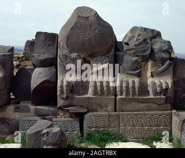 La Syrie, l'Ain Dara. À l'âge de fer. Syro-Hittite temple, c. 1300 BC-740 BC. Pierre basaltique plinthe avec Sphinx. Photo prise avant la guerre civile en Syrie. Le temple a été très endommagé par les forces aériennes turques en 2018. Banque D'Images