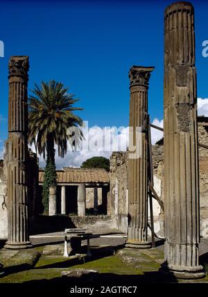 Italie, Pompéi. Ville romaine détruite en 79 après par l'éruption du volcan Vésuve. Maison du labyrinthe. Remonte à l'époque samnite. Vue de l'atrium. Quatre colonnes autour de la piscine pour recueillir l'eau de pluie. Insula 11. La Campanie. Banque D'Images