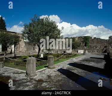 L'Italie. Ville romaine de Pompéi. Maison du Faune. Il a été construit dans le 2ème siècle avant J.-C. Pendant la période des Samnites. Ruines de la deuxième péristyle. Banque D'Images