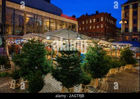 La Suède, Stockholm, le 18 décembre 2019 : ambiance de Noël de la ville. Vente d'arbres de Noël à la place Haymarket, dans le centre de Stockholm. Voyage d'hiver Banque D'Images