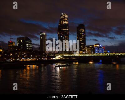 Blackfriars Railway Bridge sur la Tamise, au sud de la rivière Thames, London, UK, FR. Banque D'Images