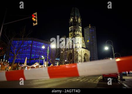 Berlin, Allemagne. Dec 21, 2019. Après les indications de l'éventuel objet suspect, la police a autorisé l'Berlin Marché de Noël à l'Église Gedächtniskirche le samedi soir. Credit : Gregor Fischer/dpa/Alamy Live News Banque D'Images