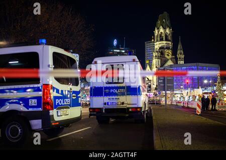 Berlin, Allemagne. Dec 21, 2019. Après les indications de l'éventuel objet suspect, la police a autorisé l'Berlin Marché de Noël à l'Église Gedächtniskirche le samedi soir. Credit : Gregor Fischer/dpa/Alamy Live News Banque D'Images