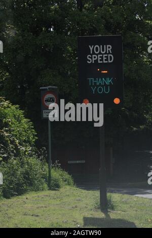 Une LED panneau d'avertissement, au Royaume-Uni, sur l'une des principales routes pour avertir les conducteurs de leur vitesse. Banque D'Images