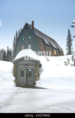 Entrée couverte de neige à des toilettes en Mt Rainier Banque D'Images