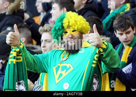 Norwich, Royaume-Uni. Dec 21, 2019. Fans de Norwich au cours de la Premier League match entre Wolverhampton Wanderers et Norwich City à Carrow Road le 21 décembre 2019 à Norwich, Angleterre. Credit : PHC Images/Alamy Live News Banque D'Images