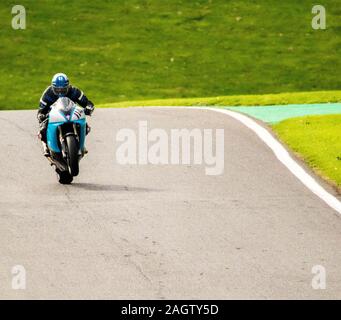 Course de Motos autour de la célèbre voie à Cadwell Park, en Angleterre, UK. Banque D'Images