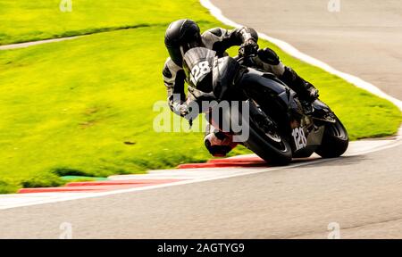 Course de Motos autour de la célèbre voie à Cadwell Park, en Angleterre, UK. Banque D'Images