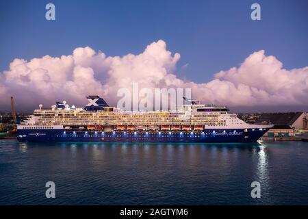 Bridgetown, Barbade - 2 décembre 2019 : vue sur les navires de croisière de luxe aBig amarré dans un port au cours d'un ciel nuageux et soleil colorés. Banque D'Images