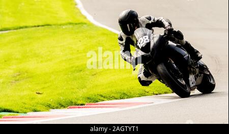 Course de Motos autour de la célèbre voie à Cadwell Park, en Angleterre, UK. Banque D'Images