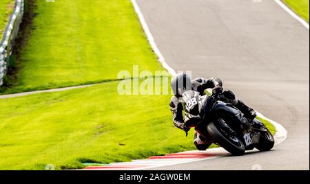 Course de Motos autour de la célèbre voie à Cadwell Park, en Angleterre, UK. Banque D'Images