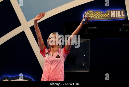 Fallon Sherrock célèbre après avoir remporté d'aller dans le 3ème tour au cours de la neuvième journée des Championnats du Monde de William Hill à l'Alexandra Palace, Londres. Banque D'Images