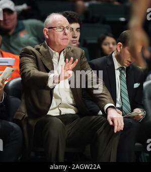 Coral Gables, en Floride, aux Etats-Unis. Dec 21, 2019. L'entraîneur-chef les signaux Jim Larranaga son équipe pendant le match de basket-ball NCAA contre l'État Coppin Eagles à l'Watsco Centre à Coral Gables, en Floride. Miami a gagné 91-60. Mario Houben/CSM/Alamy Live News Banque D'Images