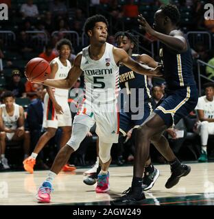 Coral Gables, en Floride, aux Etats-Unis. Dec 21, 2019. Garde les Harlond Beverly (5) a l'air de passer la balle au cours de la NCAA men's basketball match contre les Eagles à l'État Coppin Watsco Centre à Coral Gables, en Floride. Miami a gagné 91-60. Mario Houben/CSM/Alamy Live News Banque D'Images