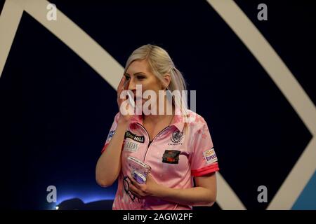 Fallon Sherrock célèbre après avoir remporté d'aller dans le 3ème tour au cours de la neuvième journée des Championnats du Monde de William Hill à l'Alexandra Palace, Londres. Banque D'Images