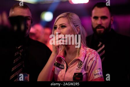 Fallon Sherrock célèbre après avoir remporté d'aller dans le 3ème tour au cours de la neuvième journée des Championnats du Monde de William Hill à l'Alexandra Palace, Londres. Banque D'Images