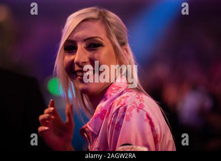 Fallon Sherrock célèbre après avoir remporté d'aller dans le 3ème tour au cours de la neuvième journée des Championnats du Monde de William Hill à l'Alexandra Palace, Londres. Banque D'Images