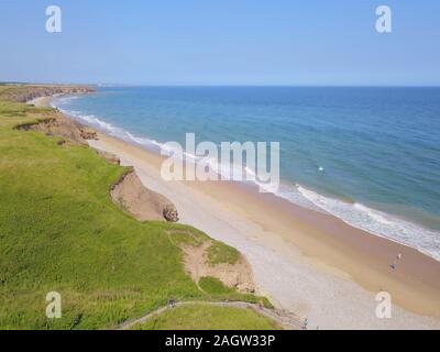 La prise d'un littoral typique de la plage /tiré d'un drone. Banque D'Images