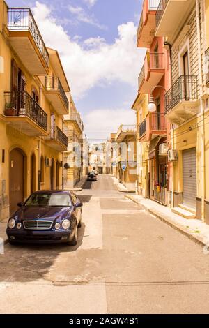 24 juin 2018 - Grammichele, Sicile, en Italie. L'une des nombreuses vues sur les rues d'une ville charmante en Sicile, Italie. Banque D'Images
