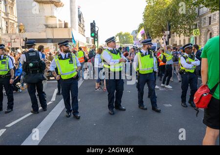 Londres - le 20 septembre 2019 : les agents de police à venir du changement climatique protestataires à une rébellion d'extinction de protestation sur Whitehall, Londres Banque D'Images