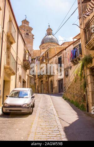 24 juin 2018 - Grammichele, Sicile, en Italie. L'une des nombreuses vues sur les rues d'une ville charmante en Sicile, Italie. Banque D'Images