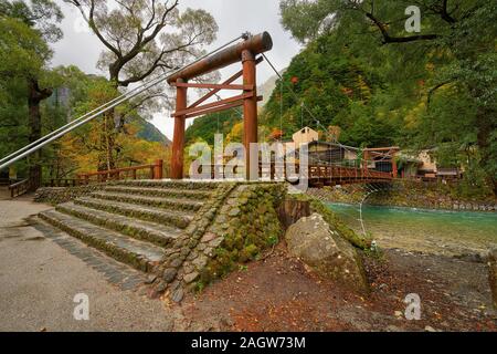 Scenic de kappabashi bridge vue de kamikochi en saison d'automne du japon Banque D'Images