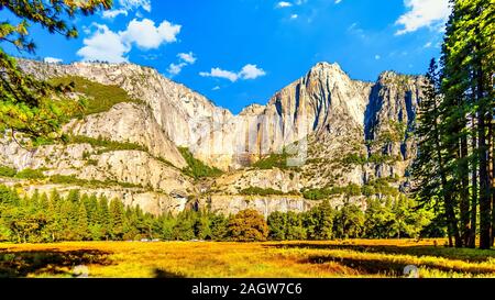 Avec le point de Yosemite Yosemite sec chutes supérieures vue à partir de la vallée de Yosemite en Yosemite National Park, California, United States Banque D'Images