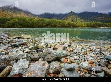 Scenic rock et à la rivière étang taisho en automne de kamikochi japon Banque D'Images