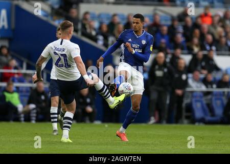 Cardiff, Royaume-Uni. Dec 21, 2019. Robert Glatzel de Cardiff City (à droite) en action.EFL Skybet match de championnat, Cardiff City v Preston North End au Cardiff City Stadium le samedi 21 décembre 2019. Cette image ne peut être utilisé qu'à des fins rédactionnelles. Usage éditorial uniquement, licence requise pour un usage commercial. Aucune utilisation de pari, de jeux ou d'un seul club/ligue/dvd publications. Photos par Andrew Andrew/Verger Verger la photographie de sport/Alamy live news Crédit : Andrew Orchard la photographie de sport/Alamy Live News Banque D'Images