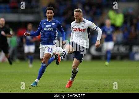 Cardiff, Royaume-Uni. Dec 21, 2019. Tom Clarke de Preston North End (à droite) en action. Match de championnat Skybet EFL, Cardiff City v Preston North End au Cardiff City Stadium le samedi 21 décembre 2019. Cette image ne peut être utilisé qu'à des fins rédactionnelles. Usage éditorial uniquement, licence requise pour un usage commercial. Aucune utilisation de pari, de jeux ou d'un seul club/ligue/dvd publications. Photos par Andrew Andrew/Verger Verger la photographie de sport/Alamy live news Crédit : Andrew Orchard la photographie de sport/Alamy Live News Banque D'Images