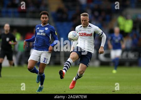 Cardiff, Royaume-Uni. Dec 21, 2019. Tom Clarke de Preston North End (à droite) en action. Match de championnat Skybet EFL, Cardiff City v Preston North End au Cardiff City Stadium le samedi 21 décembre 2019. Cette image ne peut être utilisé qu'à des fins rédactionnelles. Usage éditorial uniquement, licence requise pour un usage commercial. Aucune utilisation de pari, de jeux ou d'un seul club/ligue/dvd publications. Photos par Andrew Andrew/Verger Verger la photographie de sport/Alamy live news Crédit : Andrew Orchard la photographie de sport/Alamy Live News Banque D'Images