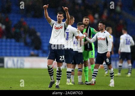 Cardiff, Royaume-Uni. Dec 21, 2019. Paul Huntingdon de Preston North End applaudit les fans après le jeu.EFL Skybet match de championnat, Cardiff City v Preston North End au Cardiff City Stadium le samedi 21 décembre 2019. Cette image ne peut être utilisé qu'à des fins rédactionnelles. Usage éditorial uniquement, licence requise pour un usage commercial. Aucune utilisation de pari, de jeux ou d'un seul club/ligue/dvd publications. Photos par Andrew Andrew/Verger Verger la photographie de sport/Alamy live news Crédit : Andrew Orchard la photographie de sport/Alamy Live News Banque D'Images