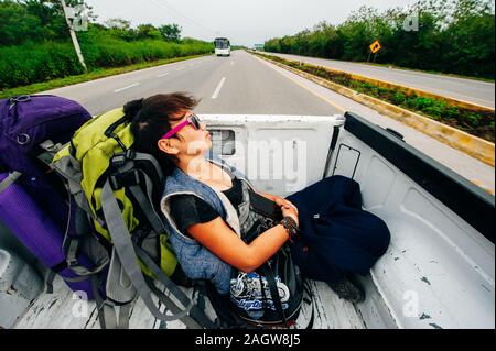 Voyageur fille dort dans une camionnette, en Colombie - juin 2019 Banque D'Images