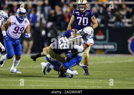 La mi-temps. Dec 21, 2019. Boise State Broncos Jalen évoluait Walker (15) s'attaque aux Huskies de Washington d'utiliser de nouveau Richard Newton (28) au cours de la Mitsubishi Motors Las Vegas Bowl avec la Boise State Broncos et les Washington Huskies au Sam Boyd Stadium à Las Vegas, NV.Les Huskies de Washington laisse la Boise State Broncos 17 à 0 à la mi-temps. Christopher Trim/CSM/Alamy Live News Banque D'Images