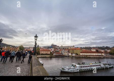 PRAGUE, Tchéquie - Novembre 2, 2019 : un touriste sur le pont Charles, selfies ou Karluv Most, encombrée de visiteurs, sur la Vltava avec le P Banque D'Images