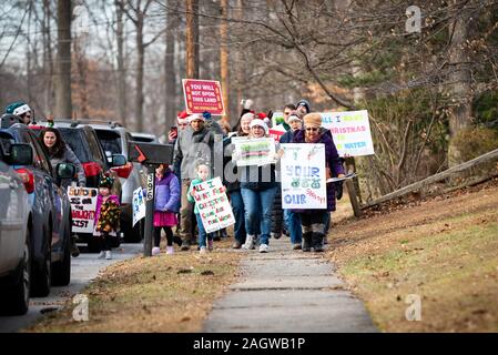 Exton, États-Unis. Dec 21, 2019. Exton en Pennsylvanie / USA. Une vingtaine de personnes se sont réunies dans la banlieue de Exton en Pennsylvanie chanté des chants de Noël à une altération lyrics pour protester contre l'arrestation de deux militants de pipeline, Mark et Malinda Clatterbuck. Les résidents locaux utilisé le thème de Noël rassemblement pour repousser sur d'intimidation par pipeline company Sunoco. Crédit : Chris Baker Fondation Evens / Alamy Live News. Crédit : Christopher Fondation Evens/Alamy Live News Banque D'Images