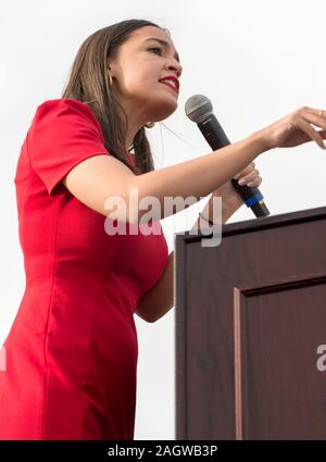 Venice, Californie, USA. Dec 21, 2019. ALEXANDRIA représentant OCASIO-CORTEZ parle à un Bernie Sanders rallye sur la célèbre promenade de Venice Beach. Crédit : Brian Cahn/ZUMA/Alamy Fil Live News Banque D'Images