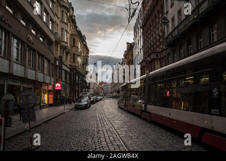 PRAGUE, RÉPUBLIQUE TCHÈQUE - 2 novembre, 2019 : Panorama de la rue Vodickova dans la vieille ville de Prague au coucher du soleil en automne avec un tram qui passe. Ar les tramways de Prague Banque D'Images