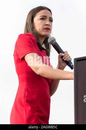 Venice, Californie, USA. Dec 21, 2019. ALEXANDRIA représentant OCASIO-CORTEZ parle à un Bernie Sanders rallye sur la célèbre promenade de Venice Beach. Crédit : Brian Cahn/ZUMA/Alamy Fil Live News Banque D'Images