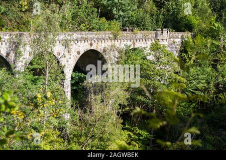 De près de l'Arches dans le viaduc de Killiecrankie. Une seule piste pierre crénelé viaduc de dix arches. Banque D'Images