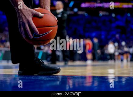 Philadelphia, PA, USA. Dec 21, 2019. 21 décembre 2019 : un terrain de basket-ball se trouve sur la cour pendant un temps mort pendant la partie de basket-ball de NCAA entre le Kansas Jayhawks et Villanova Wildcats au Wells Fargo Center de Philadelphie, Pennsylvanie. Scott Serio/Cal Sport Media/Alamy Live News Banque D'Images