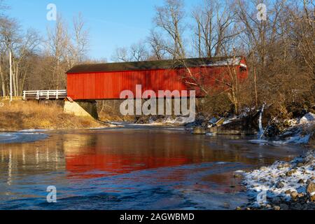 Pont couvert rouge sur une belle journée d'hiver. Comté de bureau, Illinois, États-Unis Banque D'Images