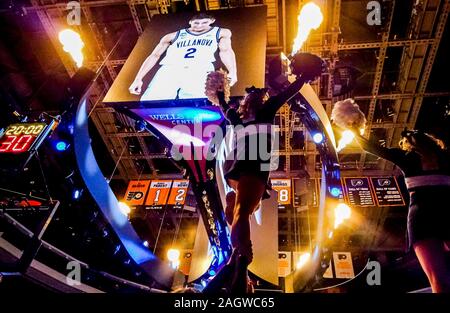 Philadelphia, PA, USA. Dec 21, 2019. 21 décembre 2019 : Les joueurs sont introduites avant le match entre le Kansas Jayhawks et Villanova Wildcats au Wells Fargo Center de Philadelphie, Pennsylvanie. Villanova a gagné 56-55. Scott Serio/Cal Sport Media/Alamy Live News Banque D'Images