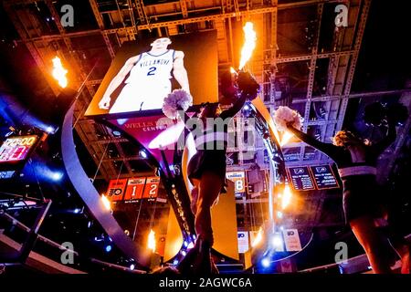 Philadelphia, PA, USA. Dec 21, 2019. 21 décembre 2019 : Les joueurs sont introduites avant le match entre le Kansas Jayhawks et Villanova Wildcats au Wells Fargo Center de Philadelphie, Pennsylvanie. Villanova a gagné 56-55. Scott Serio/Cal Sport Media/Alamy Live News Banque D'Images