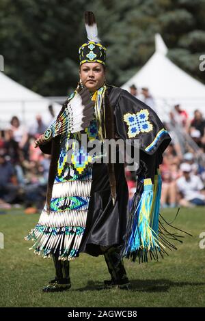 Femme autochtone dansant dans le pouwow de la fête du Canada. Banque D'Images