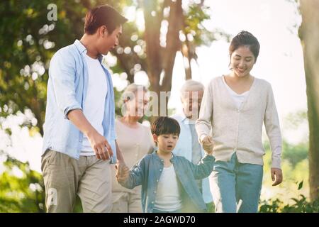 Trois génération happy asian family walking in park Banque D'Images