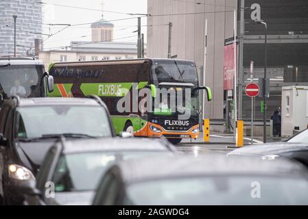 20 décembre 2019, Hessen, Frankfurt/Main : un bus de la société Flixbus va au terminal de bus longue distance à la gare principale. L'achèvement de la gare routière est encore retardé. (À l'achèvement de la DPA à longue distance Francfort gare routière est encore en retard') Photo : Boris Roessler/dpa Banque D'Images