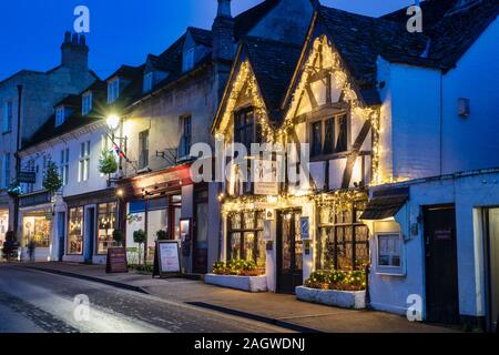 Wesley house restaurant avec des lumières de Noël au crépuscule. Winchcombe, Cotswolds, Gloucestershire, Angleterre Banque D'Images