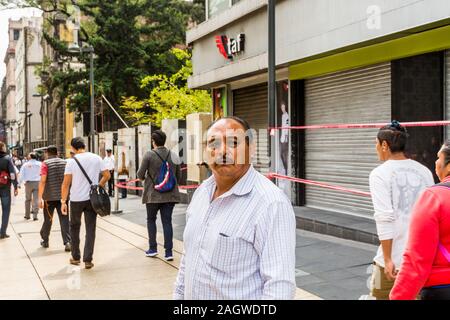 Portrait de l'homme inconnu dans la rue piétonne de la ville de Mexico. Banque D'Images